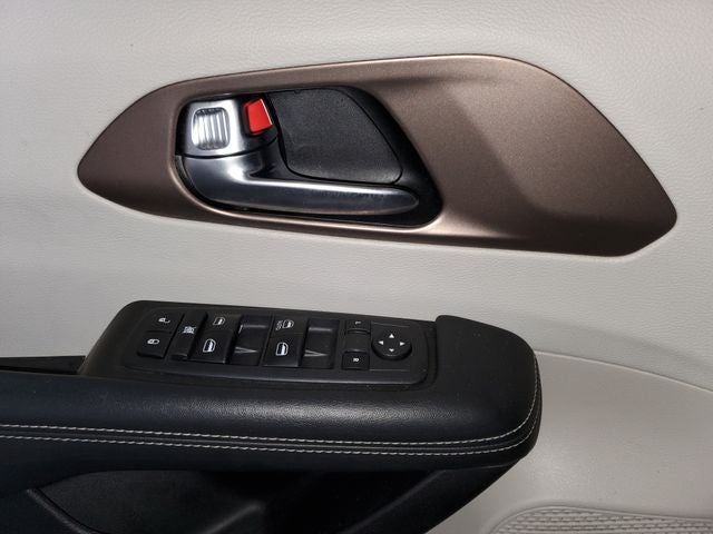 2020 Chrysler Voyager L