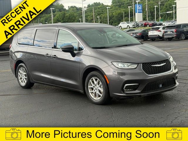 2023 Chrysler Pacifica Touring L's photo