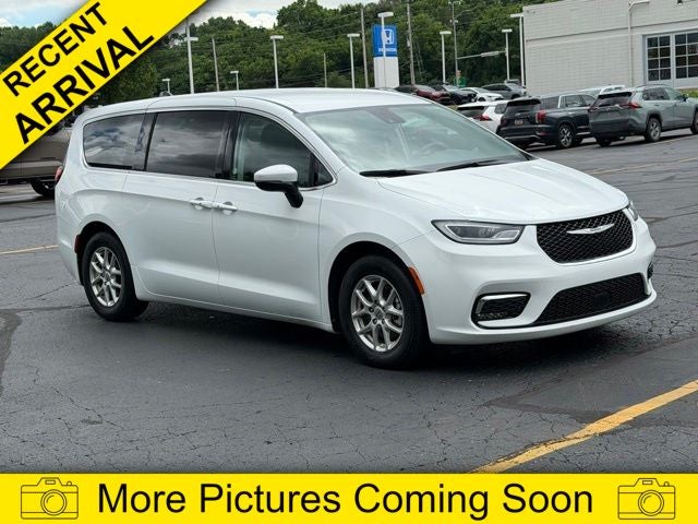2023 Chrysler Pacifica Touring L's photo