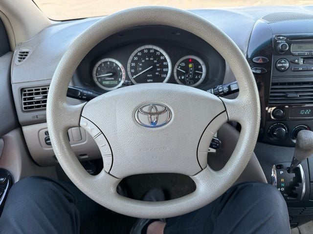 2004 Toyota Sienna LE